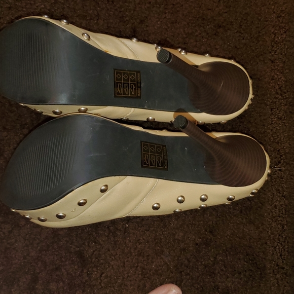 Nude High Heels with Gold Accents - Picture 5 of 16